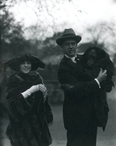 Osa és Martin Johnson orángutánnal és gibbonnal, Londoni Állatkert, 1920. október alkotó: Frederick William Bond